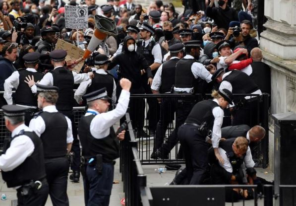 مناوشات بين الشرطة ومحتجين بالقرب من مكتب رئيس الوزراء بوريس جونسون. تصوير: توبي ميلفيل - رويترز